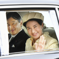 Then-Crown Prince Naruhito and then-Crown Princess Masako enter the Imperial Palace on June 12, 2018, to meet his parents after the couple marked their 25th wedding anniversary. | KYODO