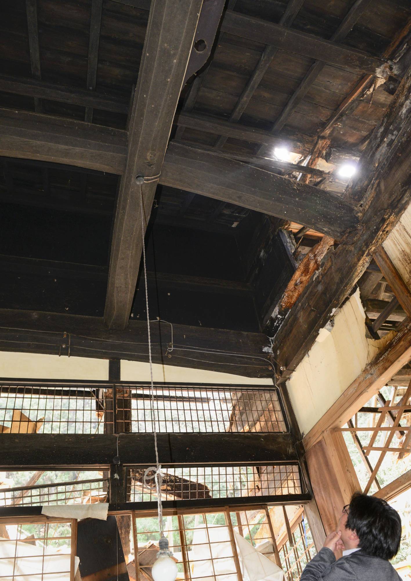 Sturdy pine beams are shown supporting the ceiling of a vacant house in Shimane Prefecture on March 30. The house itself is otherwise in a state of ruin. | KYODO