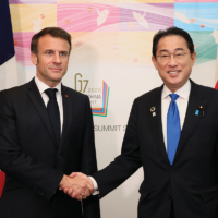 French President Emmanuel Macron and Japanese Prime Minister Fumio Kishida exchange greetings at the Hiroshima G7 summit. | © PRIME MINISTER’S OFFICE WEBSITE