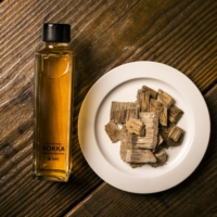 Ingredients are junmai daiginjo sake made in Niigata and woodchips from forest trees.