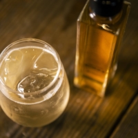 BOKKA can also be mixed with sparkling water and drunk like a highball.
The smoky aroma of the wood is just the right amount to ease the drink and make it easy to drink.