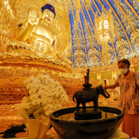Princess Maha Chakri Sirindhorn of Thailand views the golden interior of the Nalanda Mahavihara monastery in Kato, Hyogo Prefecture, on Sept. 13. | THE BUDDHIST SUMMIT HEADQUARTERS