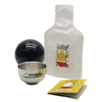 At pon-pon-shu, there is also a chance to get a sake bottle with a design of a past Joetsu Shinkansen train car, along with sake from a local Niigata brewery.