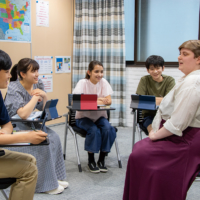 The Y-SAPIX Global Campus’ language arts-based discussion and debate classes help students develop advanced thinking and insights through the use of academic texts. | SAPIX YOZEMI GROUP