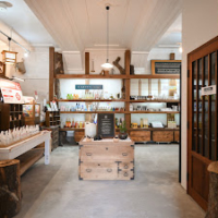 The inside of LIS SETTAYA is a renovated 100-year-old storehouse. (Operated by FARM8)