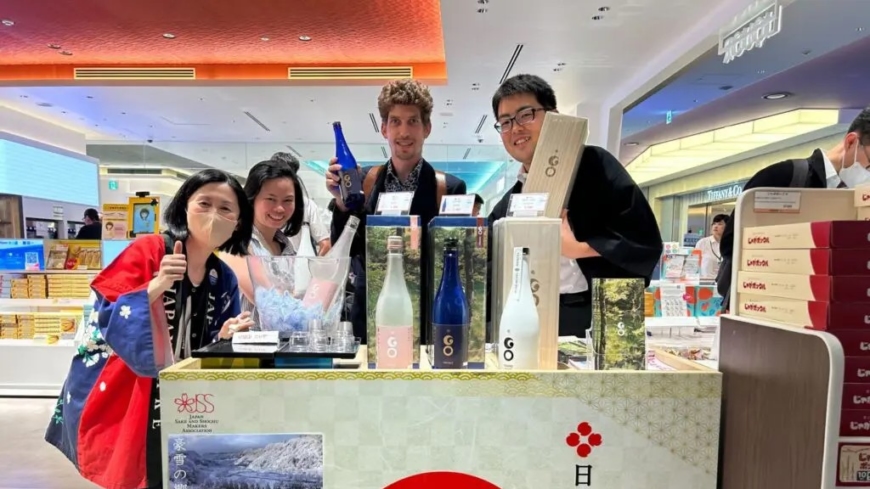 Tsunan Brewery serving GO brand sake at Haneda Airport Tsunan Brewery held a GO brand tasting event at Haneda Airport to establish a foothold for overseas expansion