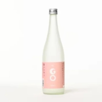Go DOLCE Junmai Ginjo
The sweet and fruity Go (GO) DOLCE. It is a sake that goes well with desserts, allowing you to enjoy its sweetness like a sweet treat.
Rice polishing ratio 55
Alcohol content 13%.
Volume: 720ml