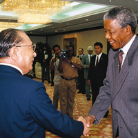 Daisaku Ikeda meets with Nelson Mandela in Tokyo in October 1990, shortly after Mandela’s release from prison. | SEIKYO SHIMBUN