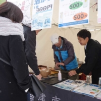 At the Tsunan Snow Festival 2024, Tsunan Sake Brewery offered warm sake served in the traditional 'hot sake' style, made from locally produced sake, and sold GO PIN bottles and GO SPARKLING.
