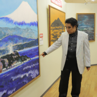 Fukami explained his works to participants of the ceremony. | TTJ TACHIBANA PUBLISHING
