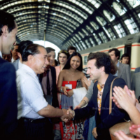 Daisaku Ikeda greets young people in Milan in 1981. | SEIKYO SHIMBUN