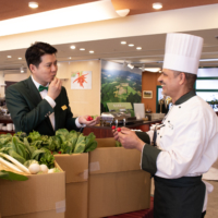 General Manager Yu Osumi and executive chef Maghanath Aryal at Hotel Continental Fuchu in Tokyo check out vegetables from Tohoku Bokujo Ranch. | TOHOKU BOKUJO RANCH