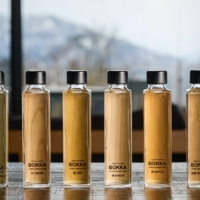 BOKKA is a sake liqueur based on junmai daiginjo sake, which is smoked using a special process to give it a woody aroma. This was exhibited.