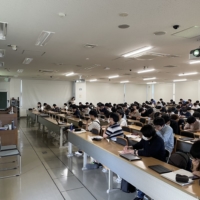Kengo Suzuki, President of Tsunan Sake Brewery, delivered a lecture titled 'Research and Social Implementation of Microalgae' in the Advanced Interdisciplinary Science course at Kyushu University's Graduate School of Science.