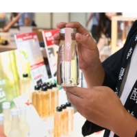 At FARM8’s booth, Tsunan Sake Brewery showcased its flagship 'GO Series,' allowing many visitors to sample the sake. The GO Series, made from rice produced locally, was highly praised for its rich flavor and aroma.