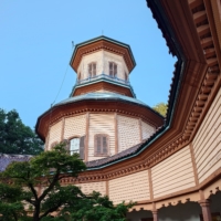 On the rear side of the three-story building, there is a fourteen-sided corridor surrounding a courtyard, and along the corridor, eight patient rooms are arranged.