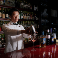 Kazuya Morisaki prepares his original Tefu Tefu cocktail at Savoy hommage, his bar in Kobe. | SUNTORY SPIRITS LTD.