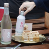 Visitors at the event, many of whom are trend-savvy individuals passionate about fashion and new lifestyle expressions, sampled the sake and responded enthusiastically.
