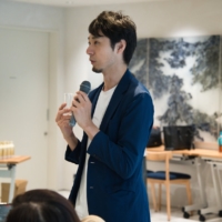 Mr. Inari Watanabe, instructor at the SSI Sake Academy, offered tasting commentary on Tsunan, the award-winning Junmai Daiginjo.