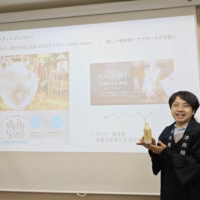 Dr.Kengo (President of Tsunan Sake Brewery Lectures) introduce new product