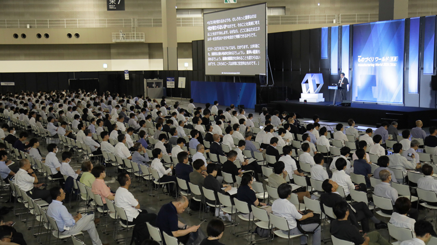 Attendees listen to presentations by industry leaders at the 2024 Manufacturing World Tokyo. | RX JAPAN LTD.