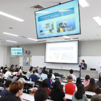 Students attend a lecture about using virtual reality at the University of Tourism in Osaka as part of an event the ITA organized to promote the Marche region. | OSAKA UNIVERSITY OF TOURISM