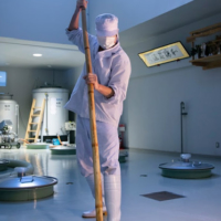 Establishing a brewing method completely different from conventional sake production.