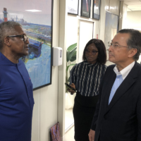 Dangote Group founder Aliko Dangote speaks with JETRO Chairman Norihiko Ishiguro in Nigeria in January. | JETRO
