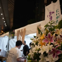 Many office workers in Shinagawa and local residents attended, experiencing the allure of a sake nurtured by Tsunan’s pristine natural environment together with the elegance of the lilies.