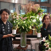 Tsunan Sake Brewery offered tastings of its flagship sake 'Yukibijin' at 'Nihon no Natsu Fes 2025,' held at Shinagawa Intercity At the booth of the flower shop 'Hakone Florist,'