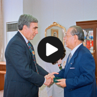Nuclear Age Peace Foundation co-founder David Krieger meets with Daisaku Ikeda, the late president of SGI, in 1997. | SEIKYO SHIMBUN