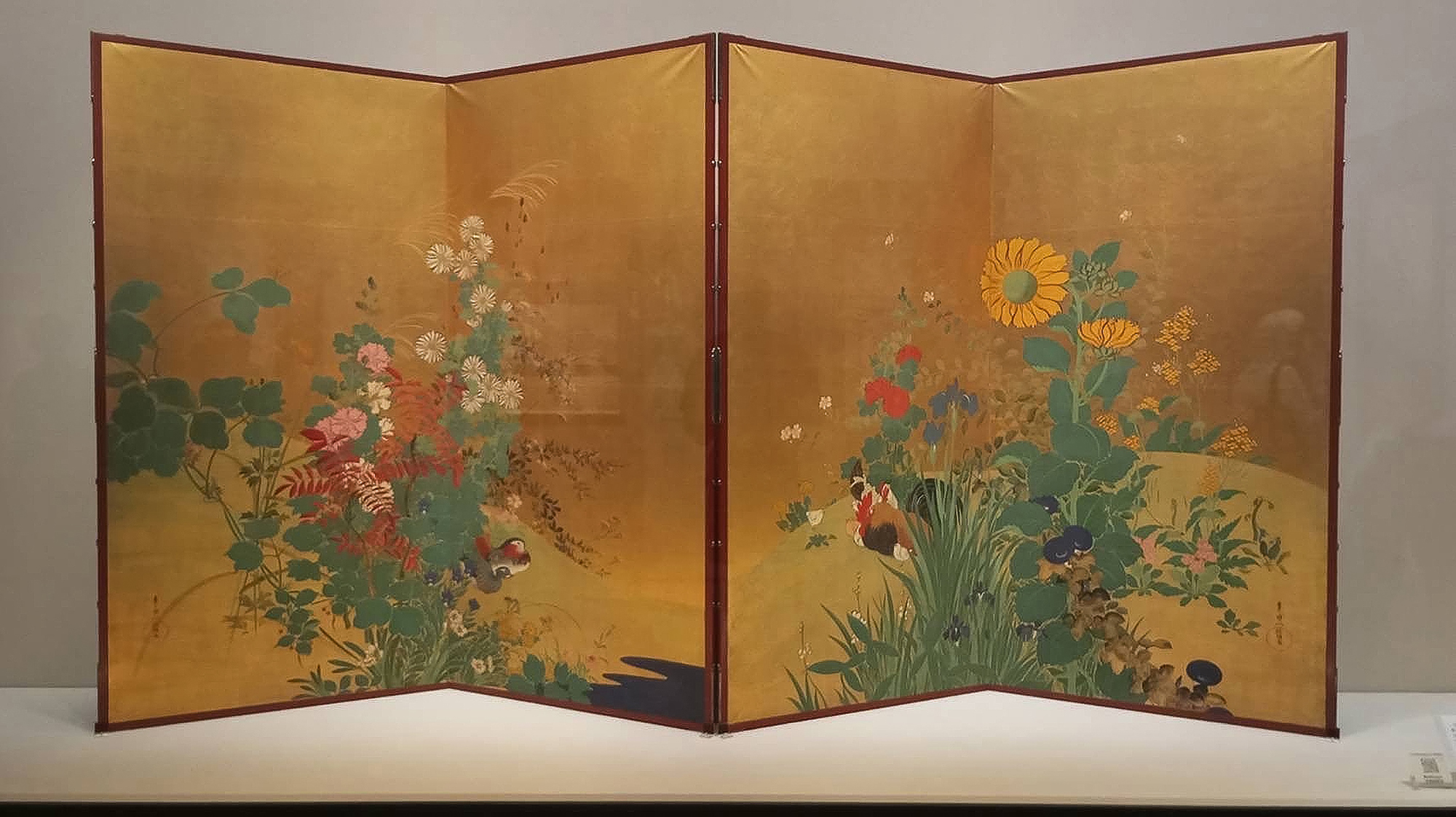 The Yamatane Museum of Art is home to a variety of Japanese paintings, including the "Birds and Flowers of the Four Seasons" folding screen by Suzuki Kiitsu.