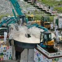 Japan’s No. 1 imoni festival, held every September, serves about 30,000 portions of imoni cooked in a giant 6.5-meter pot. | YAMAGATA CITY TOURISM ASSOCIATION